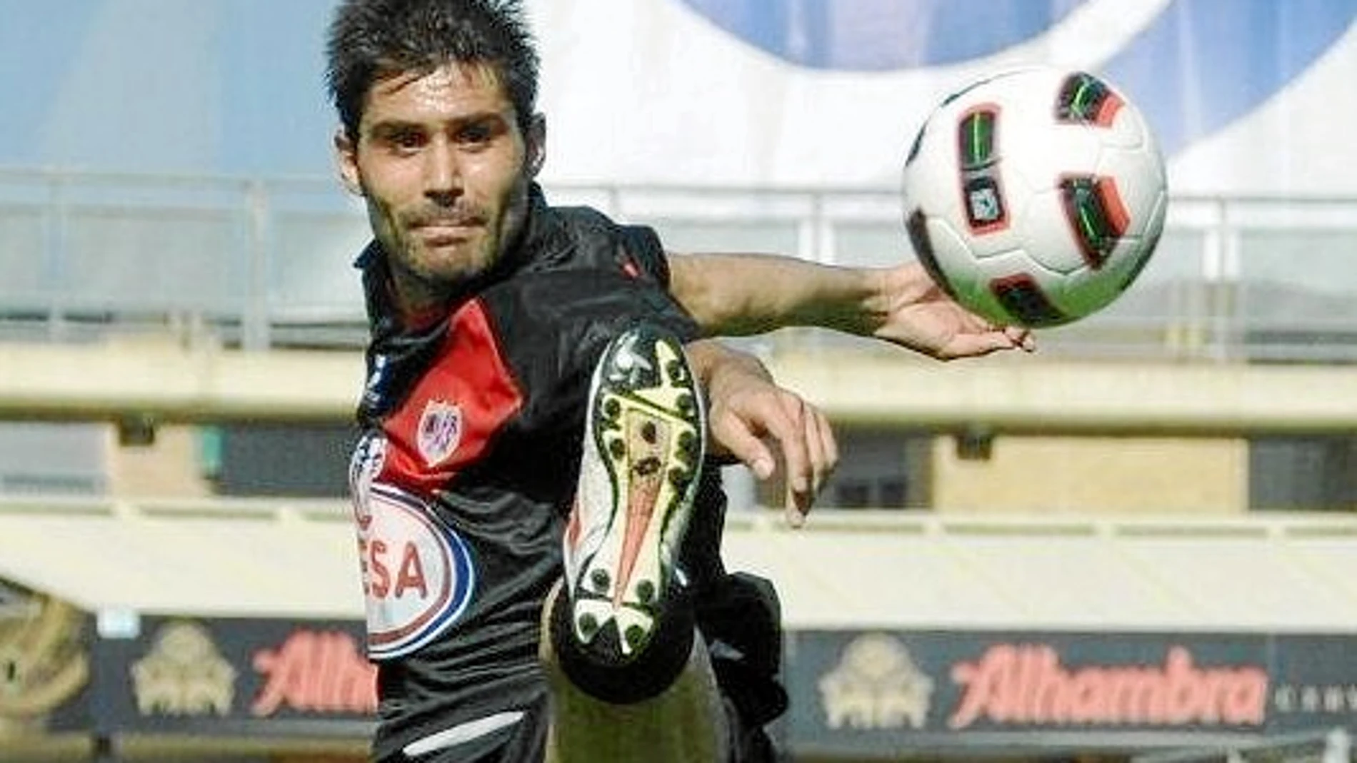 DAVID AGANZO disputa un balón en el partido ante el Granada en el Nuevo Los Cármenes