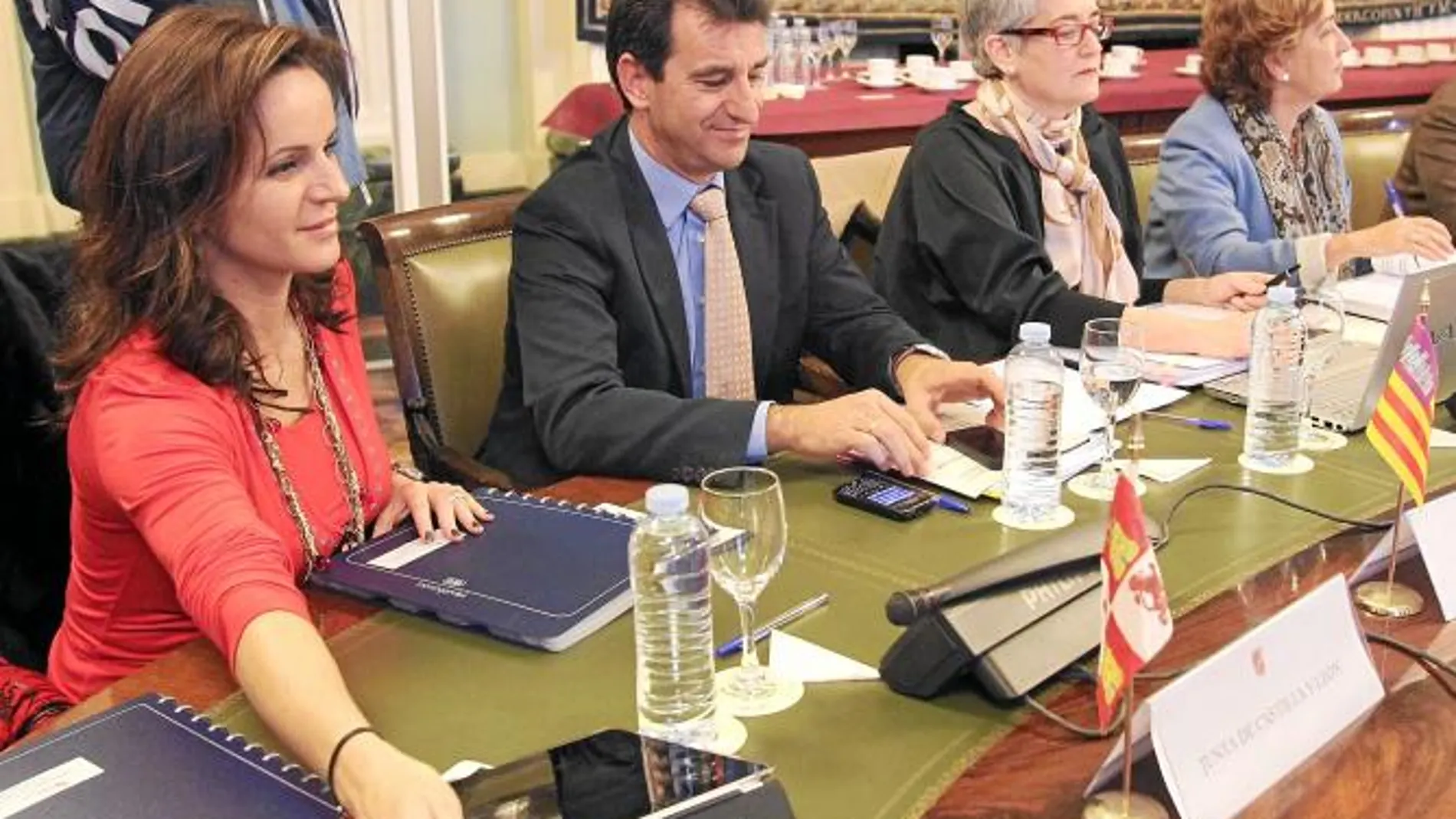 Silvia Clemente junto al consejerode Agricultura de las Islas Baleares, ayer en la reunión de Madrid