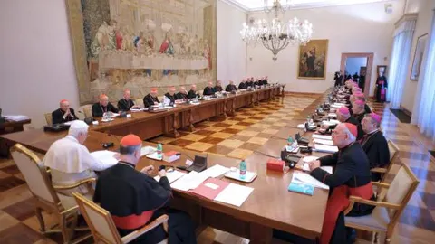 Imagen facilitada por el departamento de prensa del Vaticano que muestra al Papa Benedicto XVI , (i), durante el encuentro mantenido con representantes de la Conferencia Episcopal Irlandesas (15/2/2010)