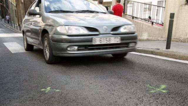 Lugar donde ayer fueron atropellados un hombre de 41 años y su hijo de 2 que murieron en el accidente ocurrido en el barrio del Carmelo de Barcelona