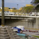 Los cadáveres de varios asesinados yacen junto a dos camionetas abandonadas en una calle de Veracruz