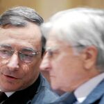 Mario Draghi conversa con Jean-Claude Trichet, ayer en una conferencia sobre la crisis de deuda celebrada en París