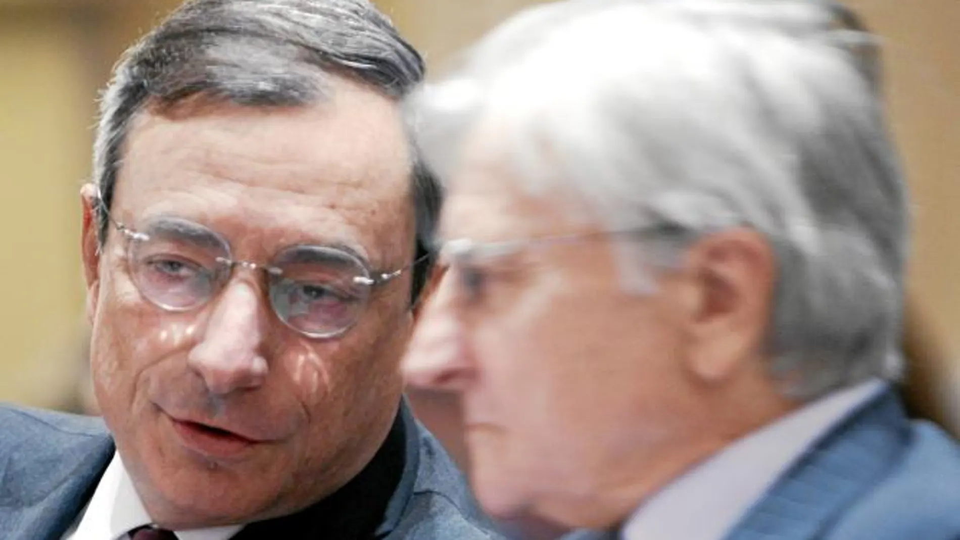 Mario Draghi conversa con Jean-Claude Trichet, ayer en una conferencia sobre la crisis de deuda celebrada en París