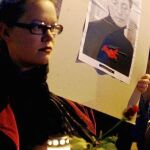 Una mujer recuerda a la reportera en un homenaje