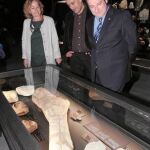 El alcalde observa unos fósiles del Museo de Ciencias Naturales