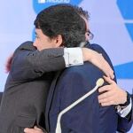 Ignacio González y Francisco Granados se fundieron ayer en un abrazo