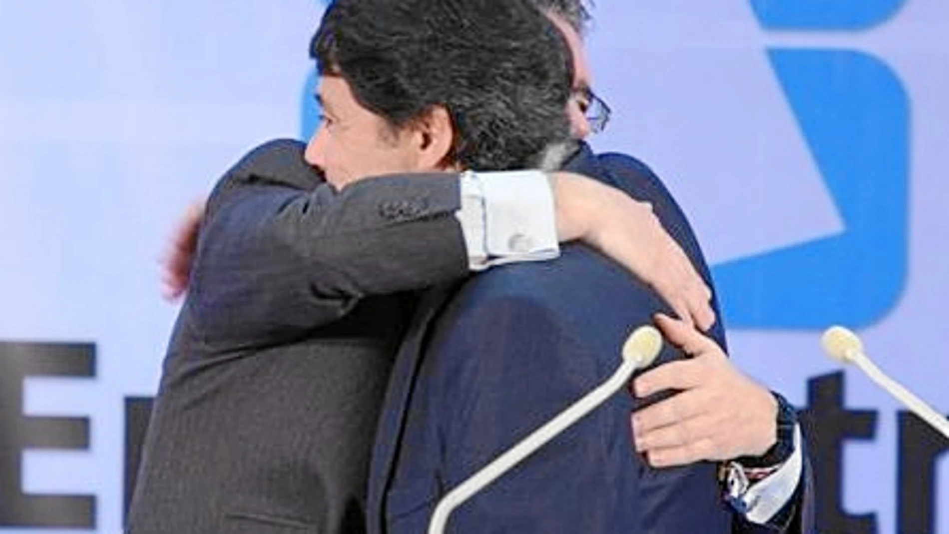 Ignacio González y Francisco Granados se fundieron ayer en un abrazo