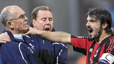 Gattuso coge del cuello a Joe Jordan, segundo entrenador del Tottenham. Después le dio un cabezazo