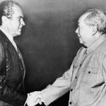 Nixon y Mao se saludan en la visita que el presidente estadounidense hizo a China en 1972