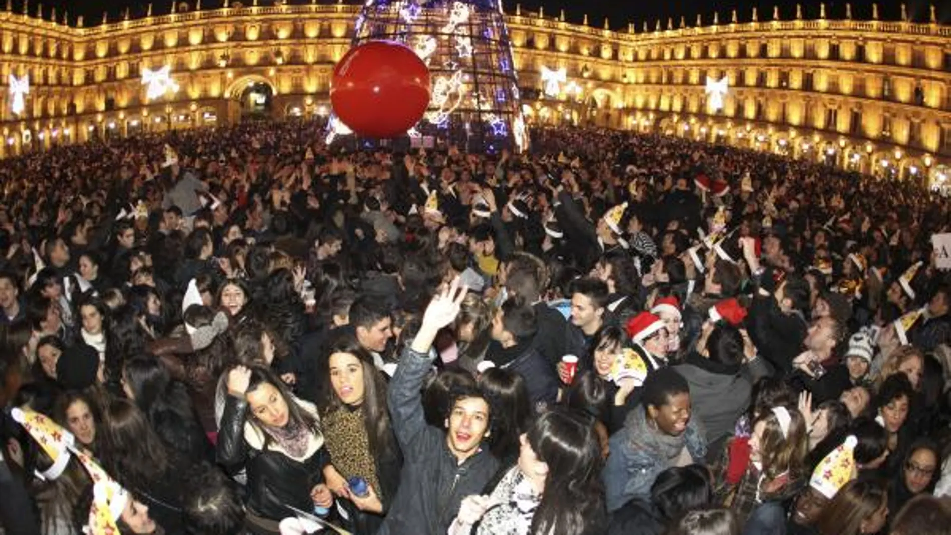 Miles de jóvenes, en la Plaza Mayor de Salamanca, durante la Nochevieja Universitaria celebrada hace dos años