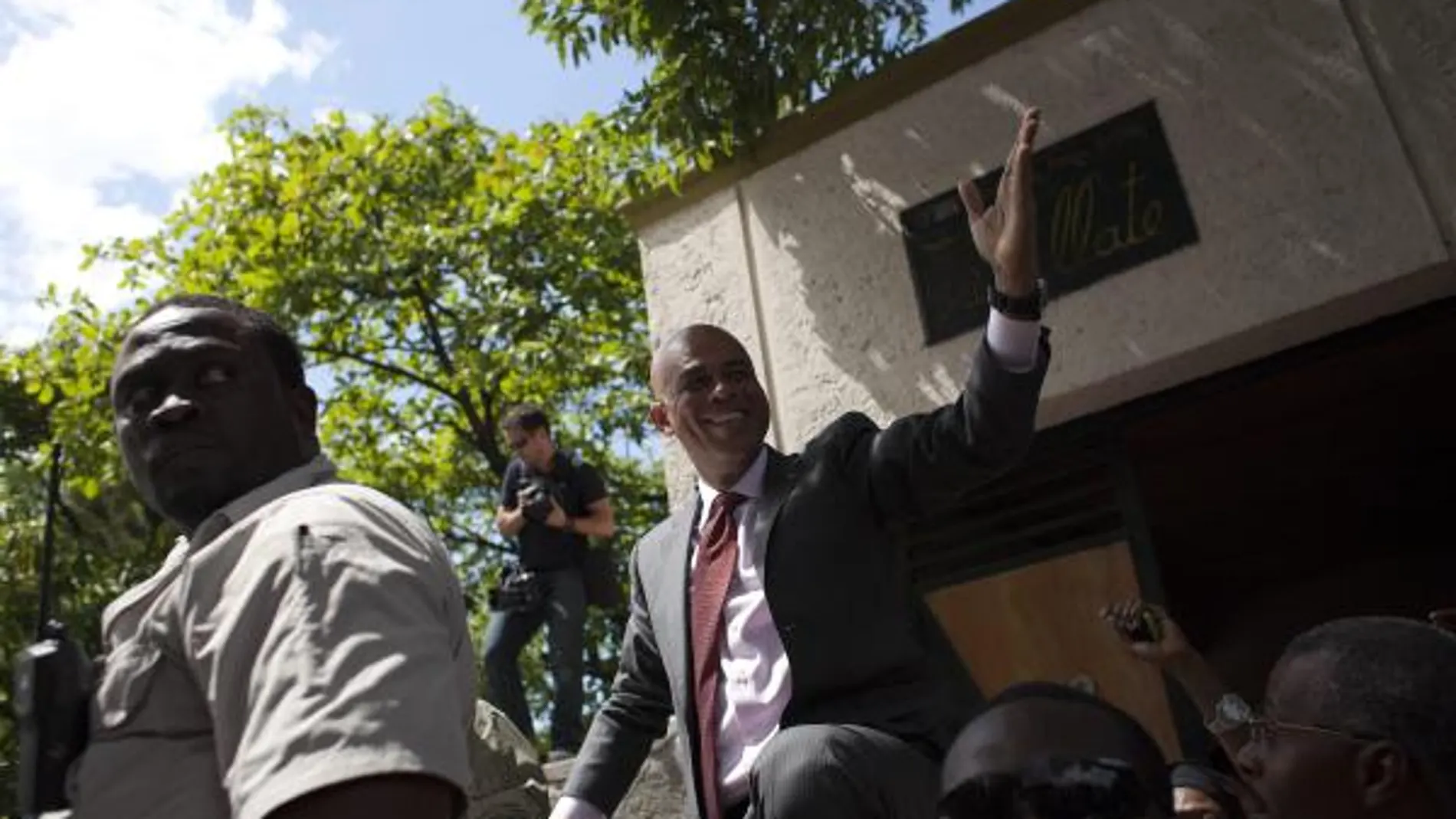 El ganador de las elecciones presidenciales en Haití, Michel Martelly, saluda a sus simpatizantes