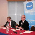 El presidente de la delegación del PP en el Parlamento Europeo y el presidente popular en la Región de Murcia, ayer en un acto del partido en Bélgica