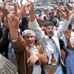 Manifestantes antigubernamentales gritan eslóganes en las calles de Saná mientras celebran la salida del presidente Saleh de Yemen