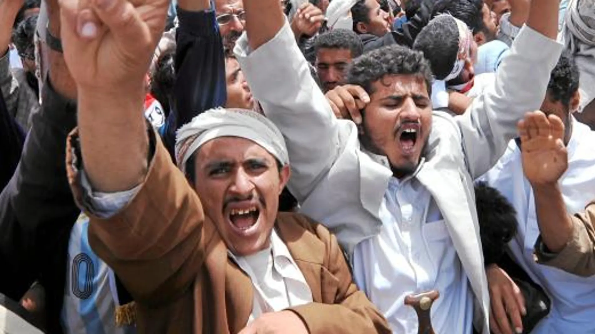 Manifestantes antigubernamentales gritan eslóganes en las calles de Saná mientras celebran la salida del presidente Saleh de Yemen