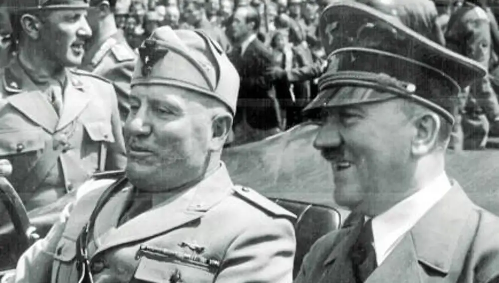 Mussolini  y Hitler, tras una de sus reuniones