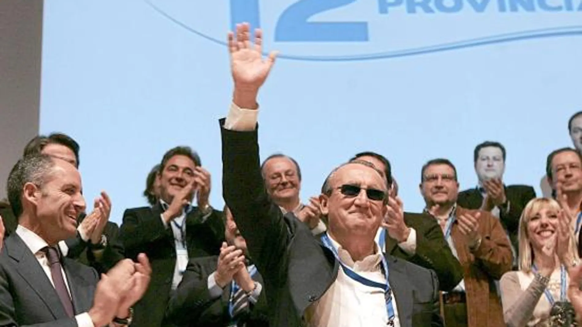 Carlos Fabra en el día de su última reelección como presidente del PP de Castellón en diciembre de 2008