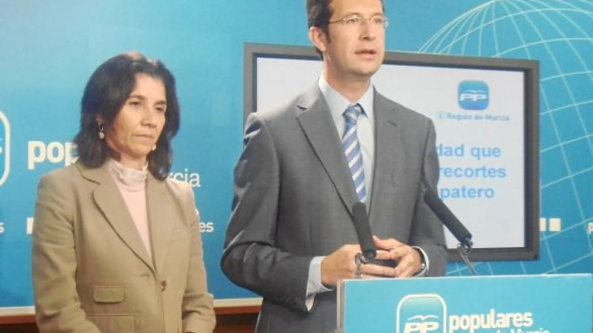 La consejera de Economía y Hacienda, Inmaculada García, y el portavoz del Grupo Parlamentario Popular, Juan Carlos Ruiz