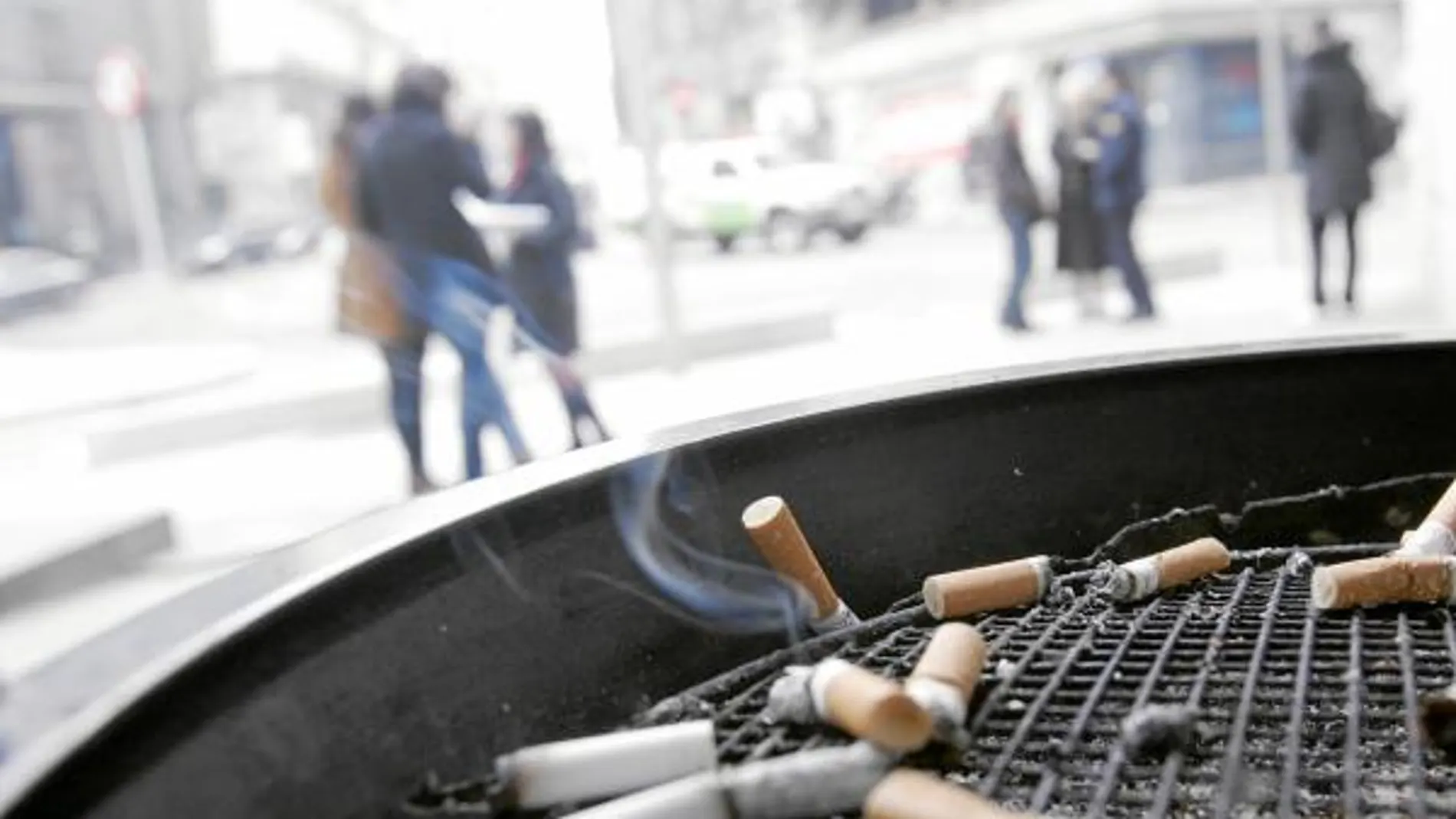 Los conflictos derivados del tabaco se han convertido en algo habitual tras la entrada en vigor de la nueva ley
