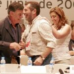 Susana Díaz y José Antonio Viera felicitan a Antonio Rivas durante un congreso del PSOE