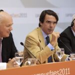 Aznar, en el centro, junto a Iain Duncan, ministro británico de Trabajo (izqda.) y el exprimer ministro polaco, Jan Krzysztof