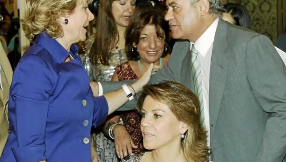 Esperanza Aguirre saluda a Gerardo Díaz Ferrán en presencia de María Dolores de Cospedal