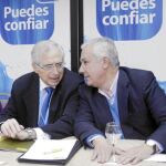 El presidente de la ciudad autónoma de Melilla, Juan José Imbroda, con el presidente del PP andaluz, Javier Arenas