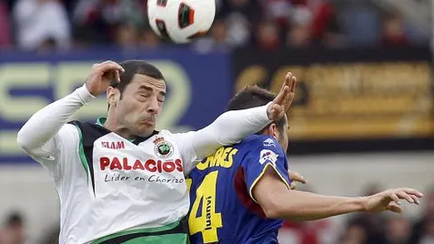 El racinguista Lacen cabecea un balón