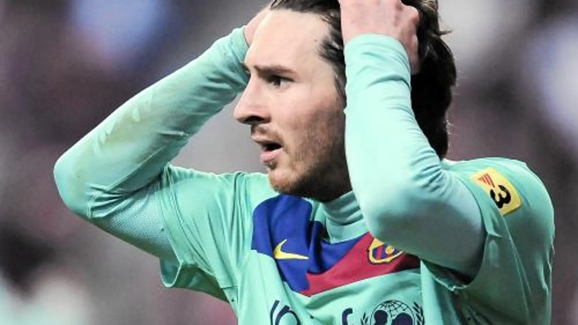 leo messi se lamentó en El Molinón un buen número de veces tras completar uno de sus peores partidos de la temporada