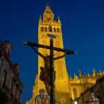 El Cristo de la Conversión del Buen Ladrón de la Hermandad de Montserrat frente a la Giralda de Sevilla