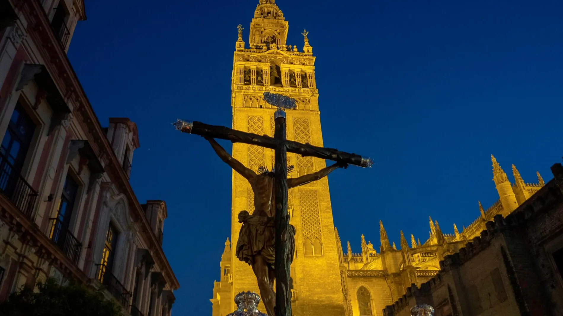 El Cristo de la Conversión del Buen Ladrón de la Hermandad de Montserrat frente a la Giralda de Sevilla
