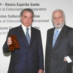 El presidente de Ifema, Luis Eduardo Cortés (dcha.), entrega la distinción a Ricardo Espírito Santo (izda.)