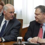 El primer ministro griego, Yorgos Papandréu (i), habla con el recién nombrado ministro de Finanzas de Grecia, Evangelos Venizelos