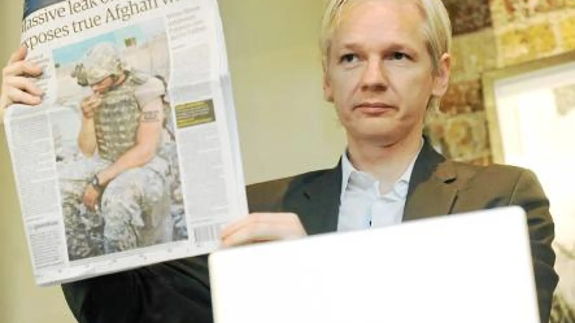 Julian Assange, fundador de Wikileaks, muestra un ejemplar del diario «The Guardian» en el que se discutían las filtraciones el pasado julio