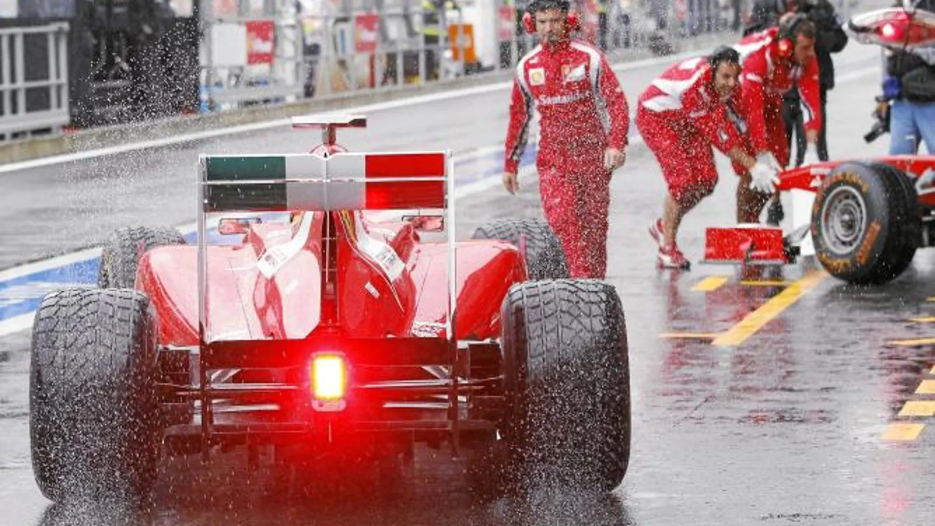 Alonso pasa por boxes en los entrenamientos del GP de Bélgica