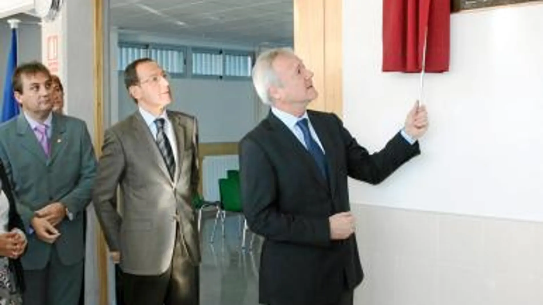 Valcárcel inauguró el nuevo centro, junto al alcalde Cámara (segundo izq.)