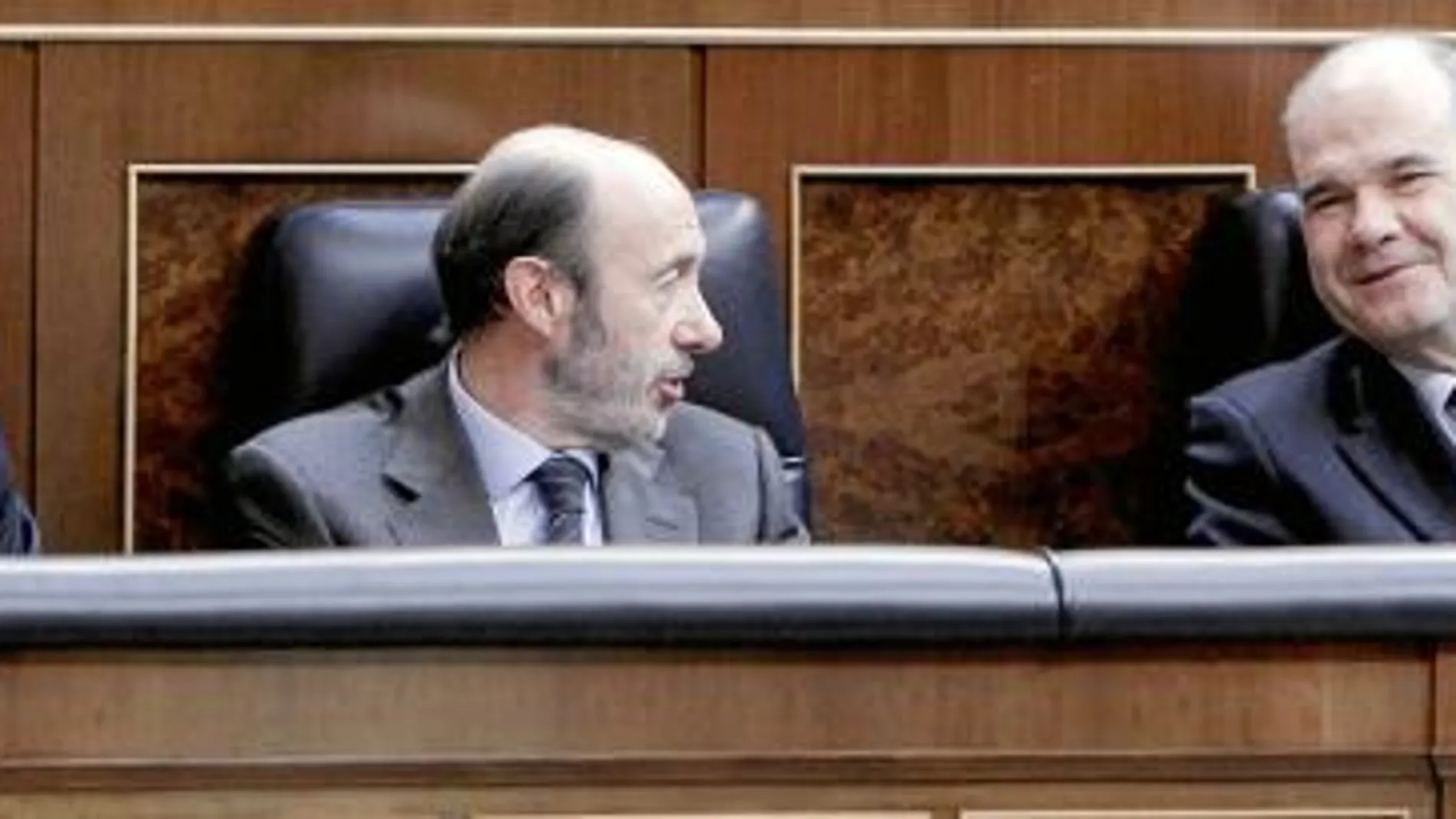 El presidente Zapatero junto a los dos vicepresidentes en la picota, durante la última sesión de control al Gobierno, esta semana, en el Congreso de los Diputados