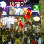 La zona de ocio nocturno de Lloret donde están las discotecas reúne a miles de jóvenes extranjeros