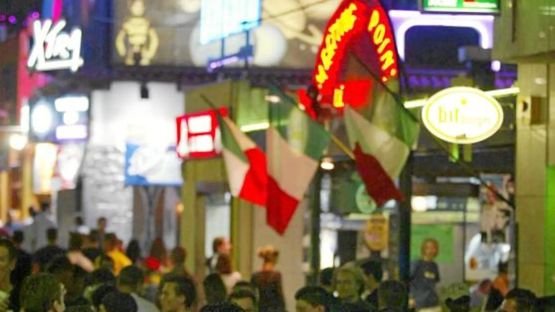 La zona de ocio nocturno de Lloret donde están las discotecas reúne a miles de jóvenes extranjeros