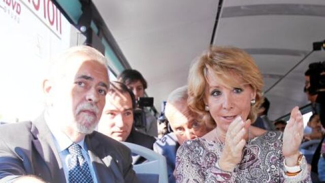Aguirre visitó ayer Majadahonda junto al consejero de Transportes, Antonio Beteta, para conocer un sistema de información en autobuses