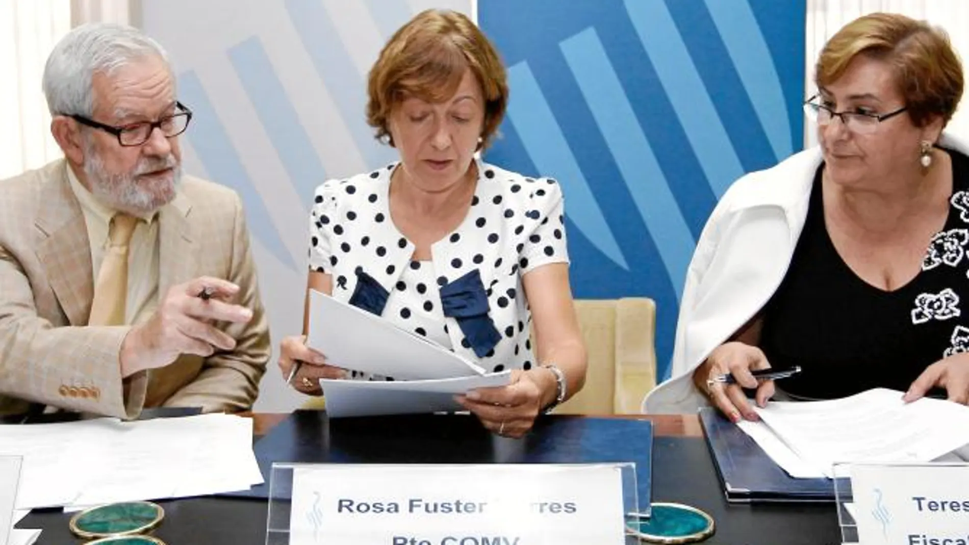 El fiscal jefe del TSJCV, Ricardo Cabedo; Rosa Fuster, la presidenta del Colegio Oficial de Médicos, y la fiscal jefa de Valencia, Teresa Gisbert