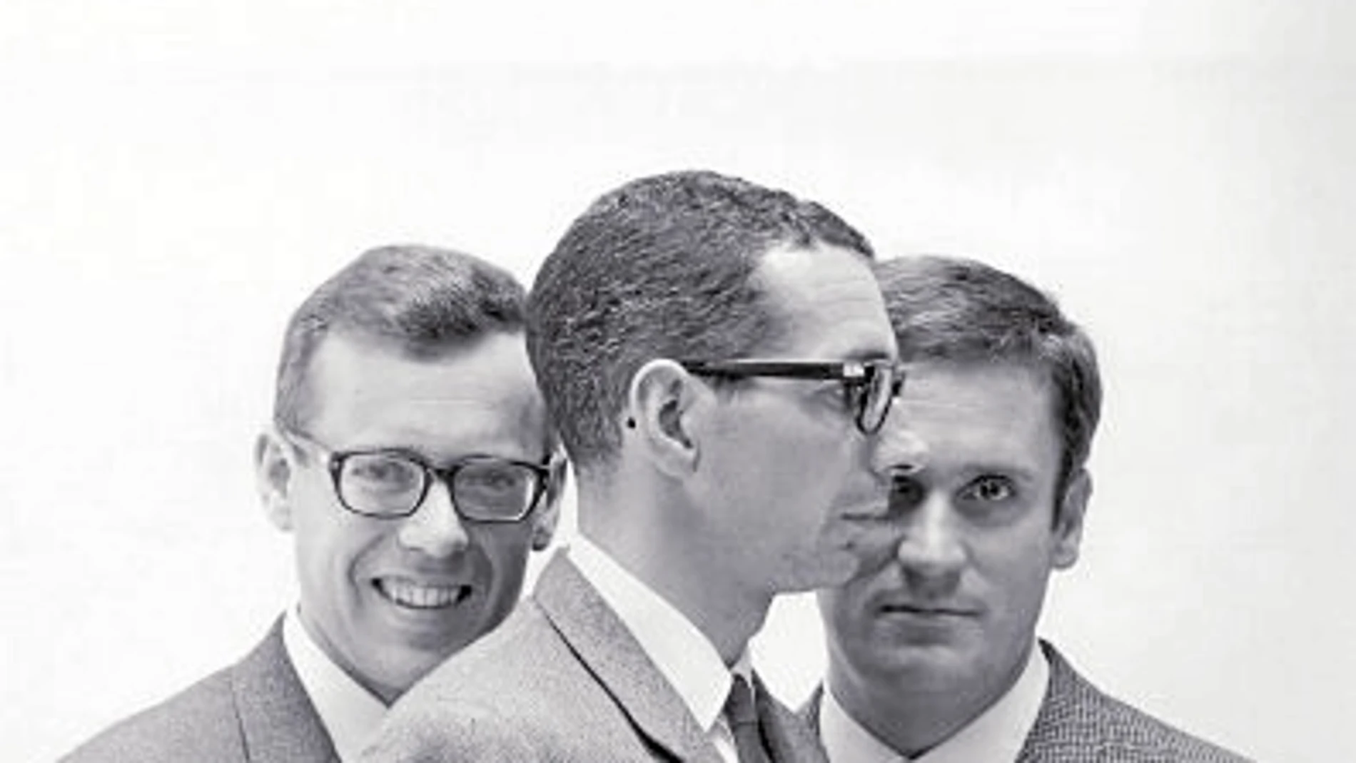 Fotografía de Leopoldo Pomés con David Mackey, Josep Martorell y Oriol Bohigas, los tres creadores del estudio MBM Arquitectes
