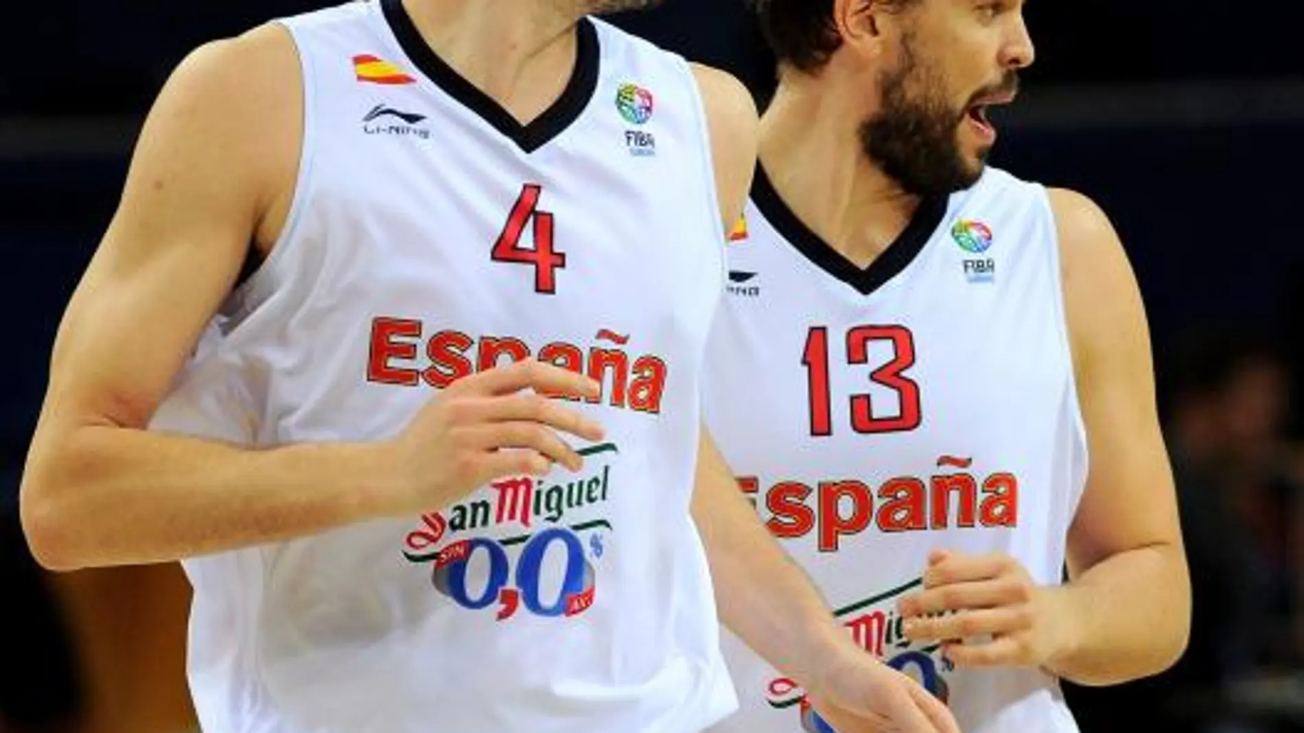 Pau Gasol y detrás su hermano Marc durante el Eurobasket de Lituania