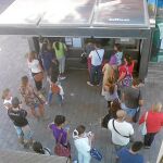 Los usuarios se agolparon en la oficina principal durante todo el día