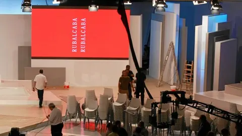 LA IMAGEN Un grupo de trabajadores prepara el escenario para uno de los muchos actos de campaña desarrollados por Rubalcaba