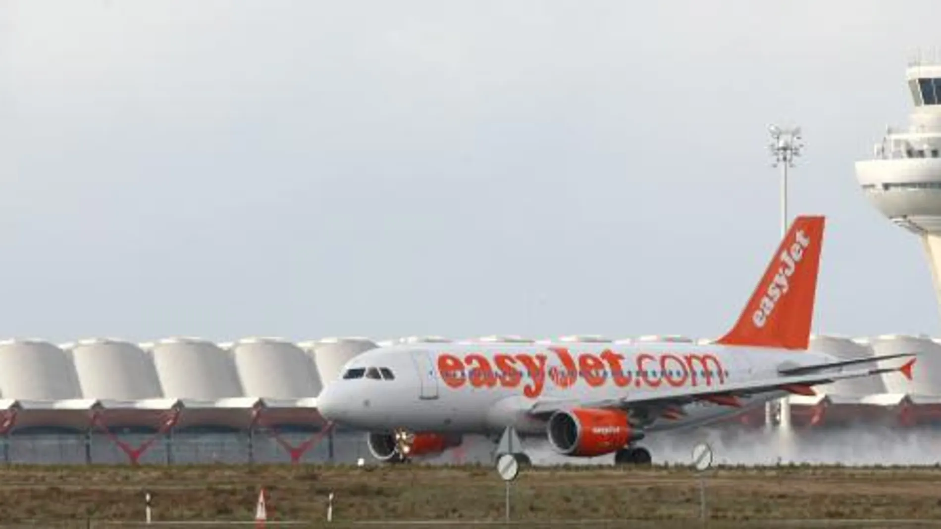 Un avión de la aerolínea easyJet durante un aterrizaje