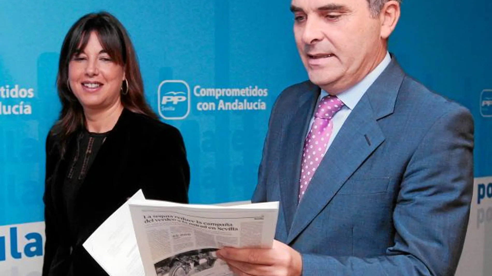 Juan Bueno, junto a María Eugenia Romero, en la sede de los populares