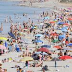 Los turistas abarrotan las playas de la Región durante el verano