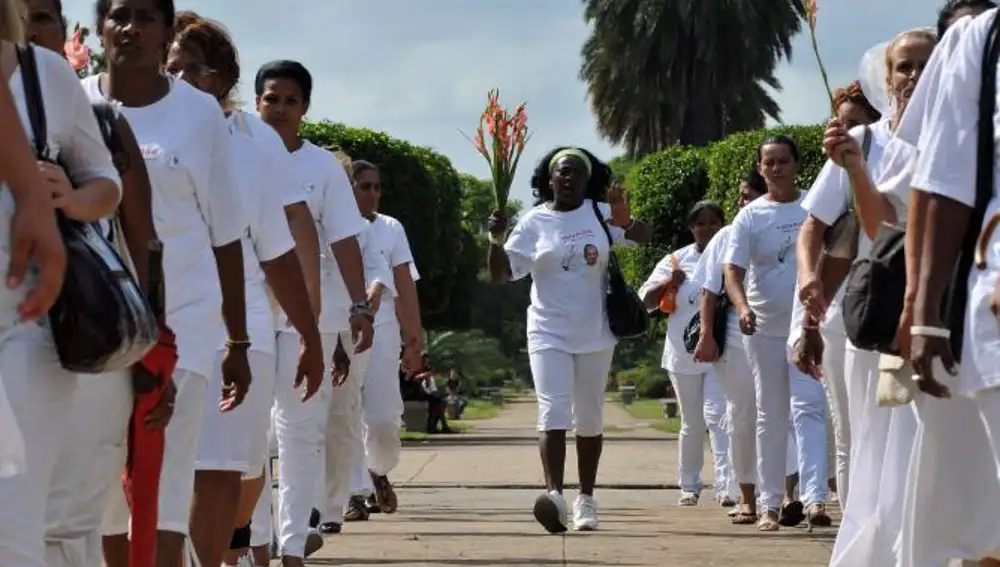 La líder de las Damas de Blanco, Berta Soler, marcha junto a unas 50 mujeres