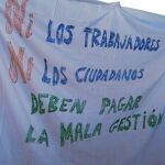 Unos 30 trabajadores acamparon ayer a las puertas del Ayuntamiento para protestar por los despidos