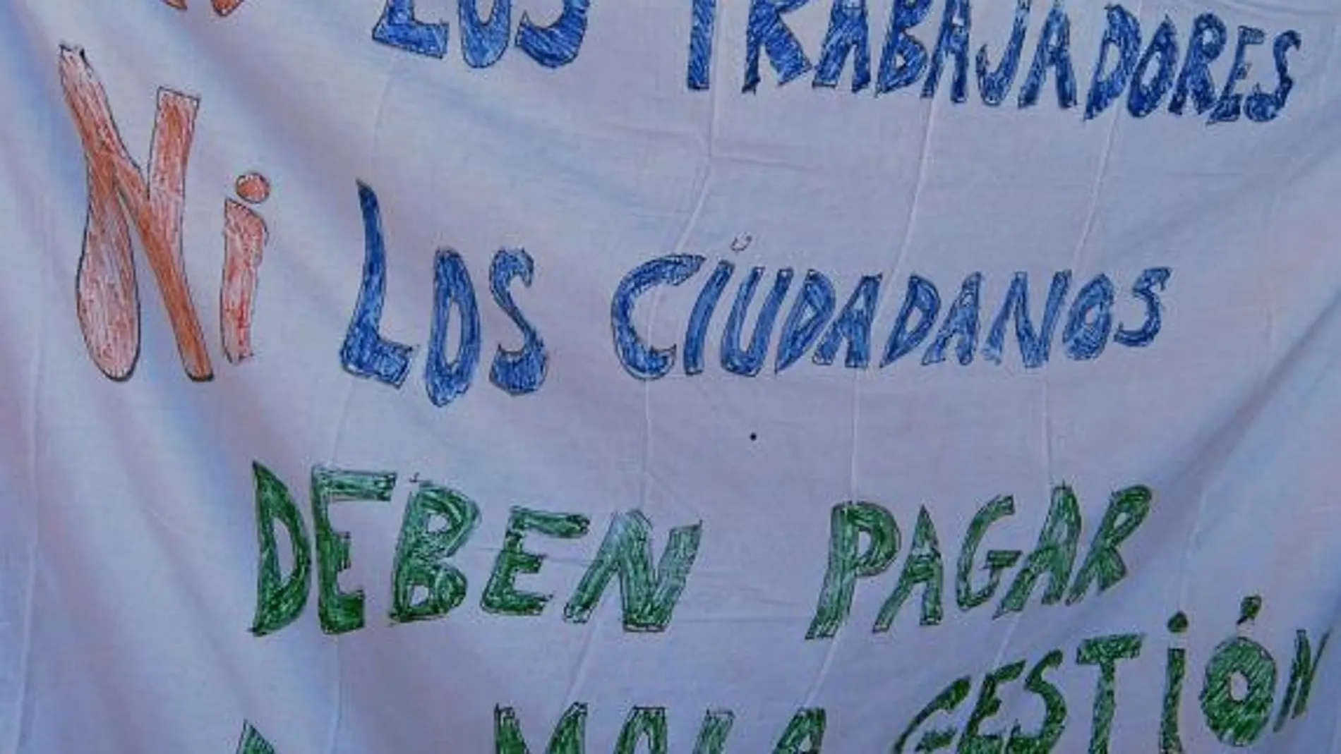 Unos 30 trabajadores acamparon ayer a las puertas del Ayuntamiento para protestar por los despidos
